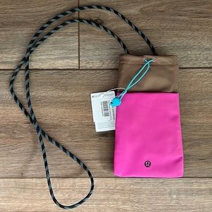 NWT Lululemon Play Forward Crossbody Pouch